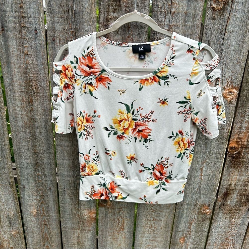 Iz Byer floral blouse designed sleeves size XS